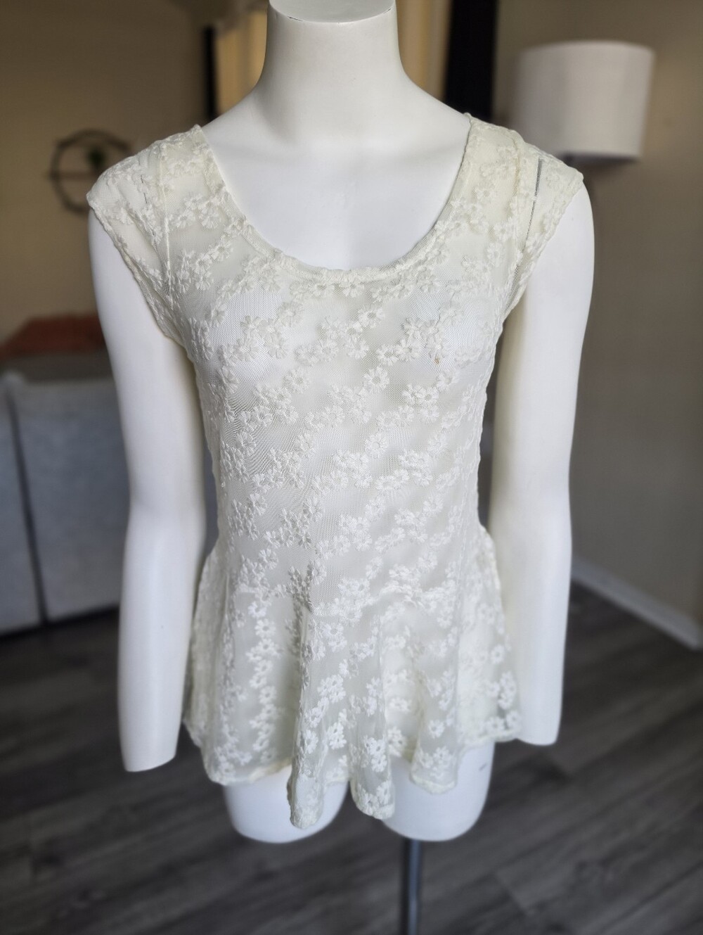✨️$12⚡️ American Eagle Outfitters Cream Floral Lace Peplum Top Size Small
